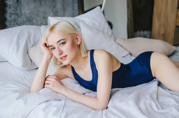 Сексуальная блондинка в спальне.
